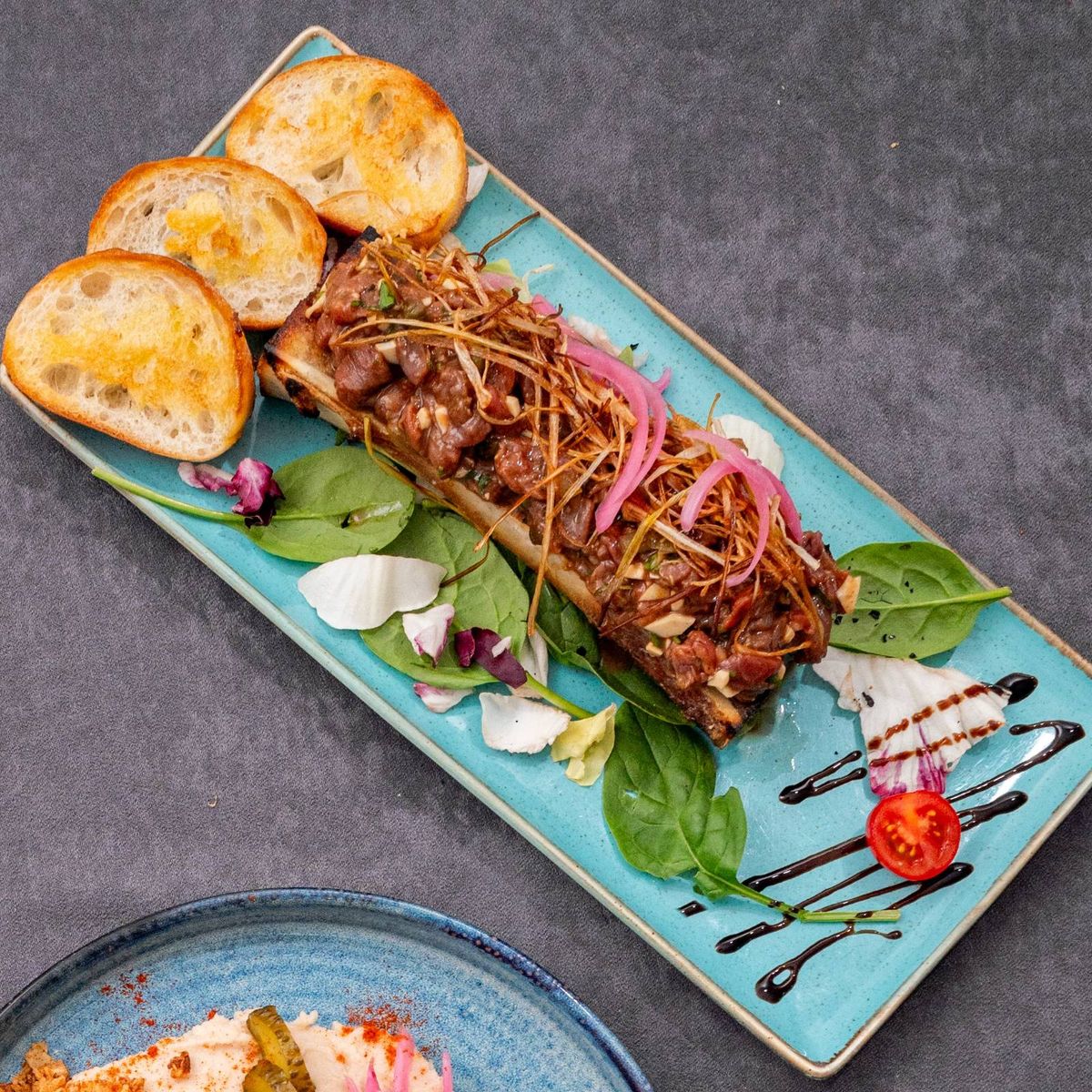 Măduvă de vită cu tartar de vită și pâine prăjită